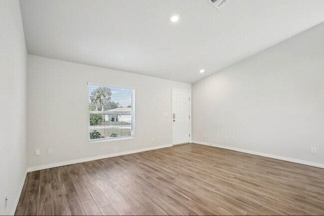 Foto del edificio - 13238 Fowler Ave