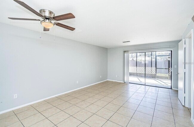 Foto del edificio - 2820 S Pines Dr