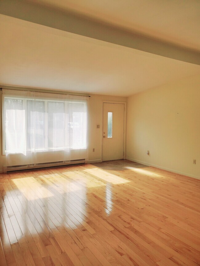 Building Photo - 25 Oakview Cir