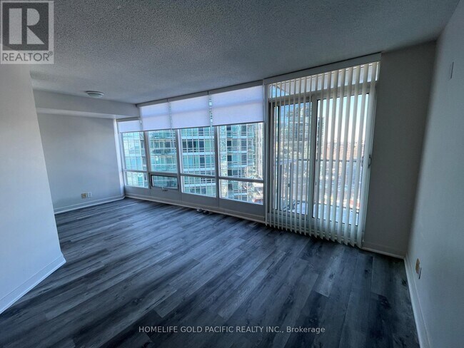 Photo du bâtiment - 373 Front St W