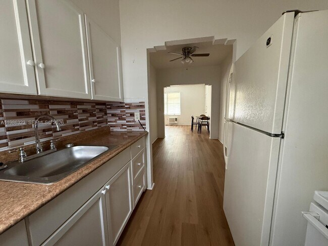 Foto del edificio - 6830 Harding Ave