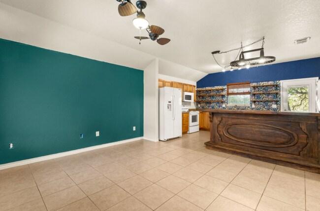Foto del edificio - Charming 2-Bed Canyon Lake Duplex with Private Balcony, Fenced Yard & Modern Comforts