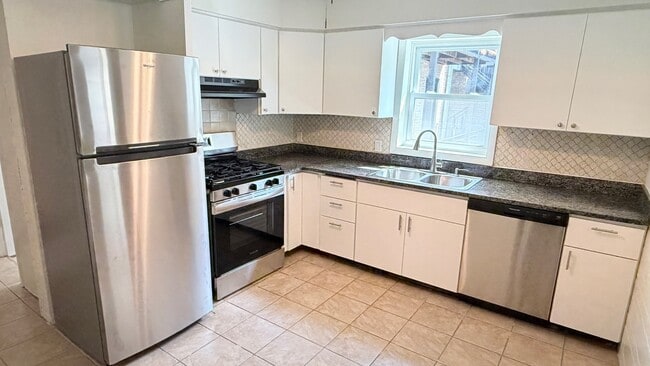 Building Photo - 5706 N Maplewood Ave