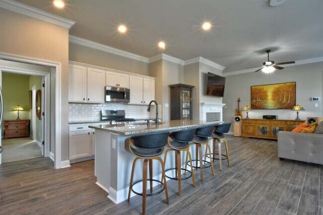 Foto del edificio - 6151 Lake Edge Dr