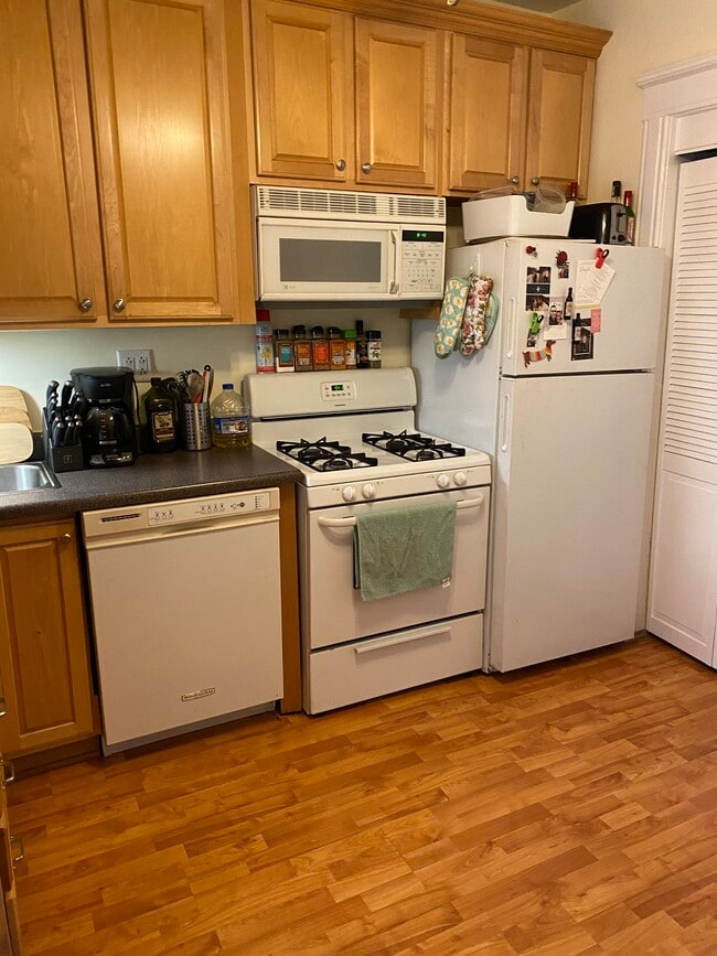 Kitchen - 2013 W Cortland St