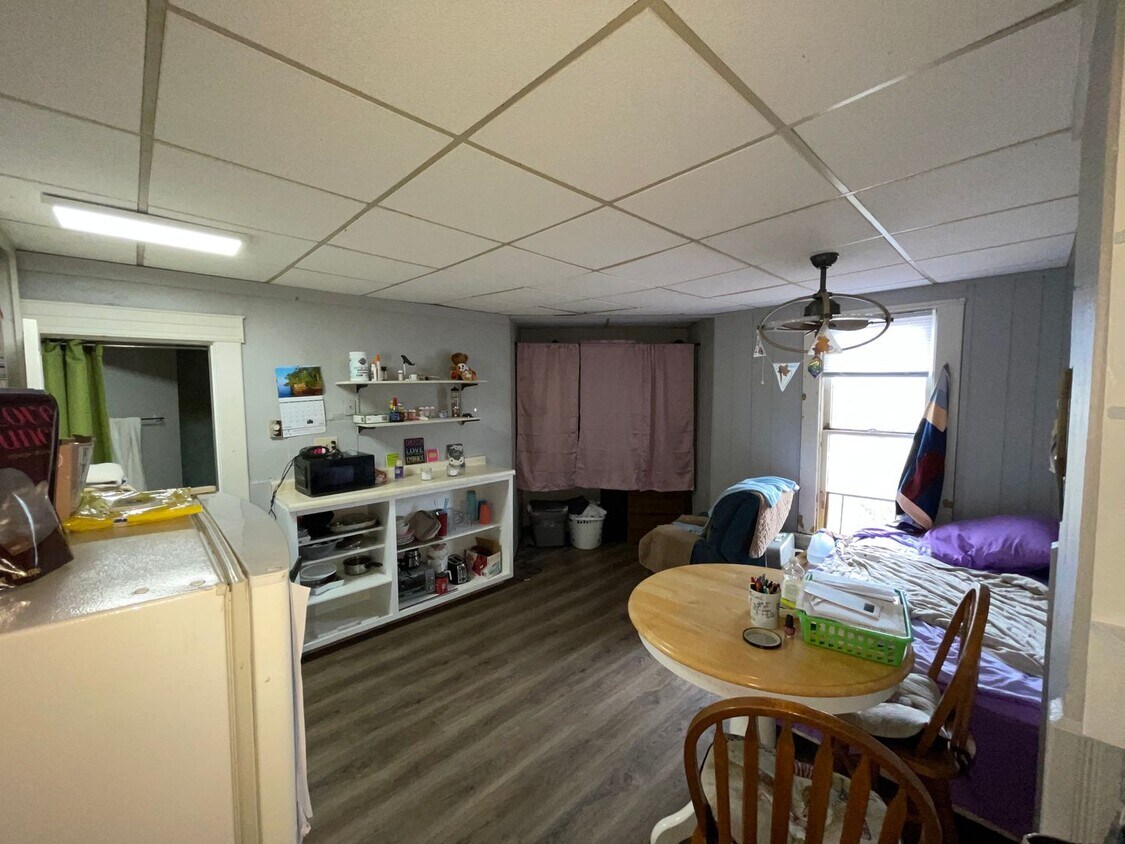 Building Photo - Upper Studio Close to Downtown