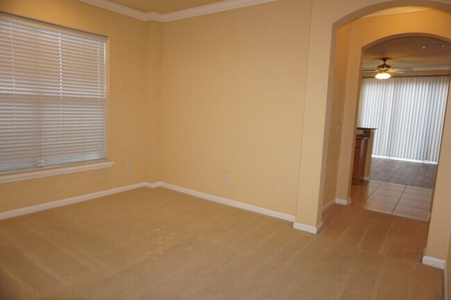 Building Photo - 3 bedrooms 2 1/2 bath