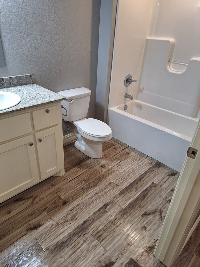 Building Photo - 3 bedroom Duplex