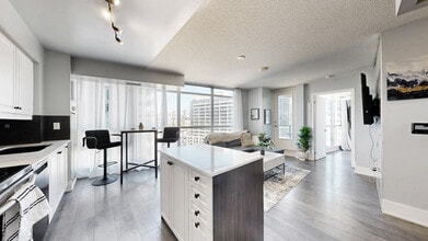 Building Photo - 215 Fort York Blvd