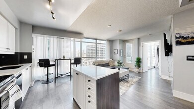 Building Photo - 215 Fort York Blvd