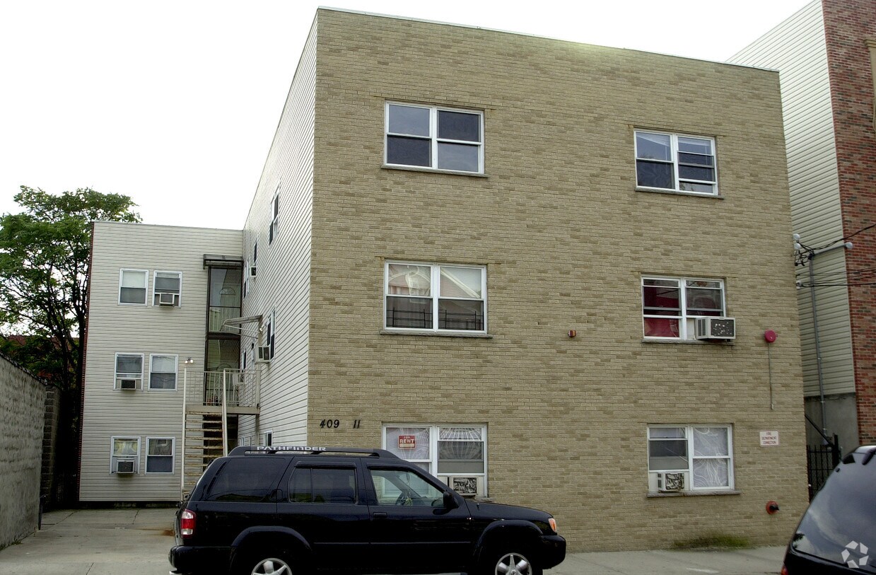 Building Photo - 409-411 11th St