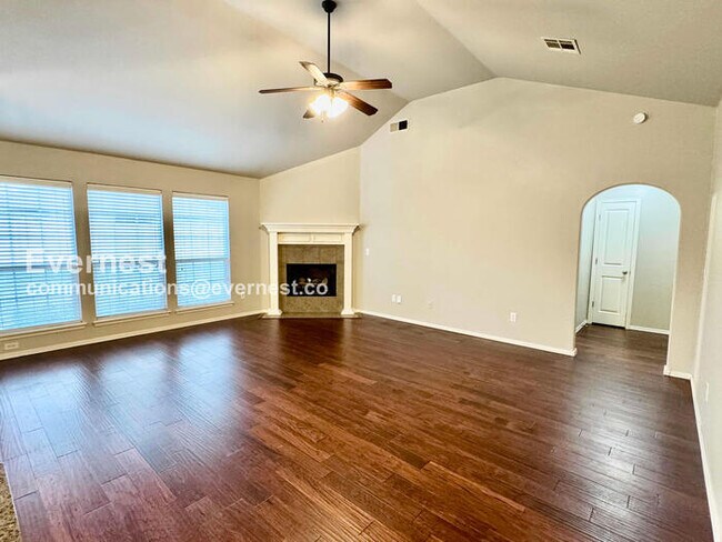 Foto del edificio - 3 Bed/2 Bath Home with Garage / Pet-Friend...