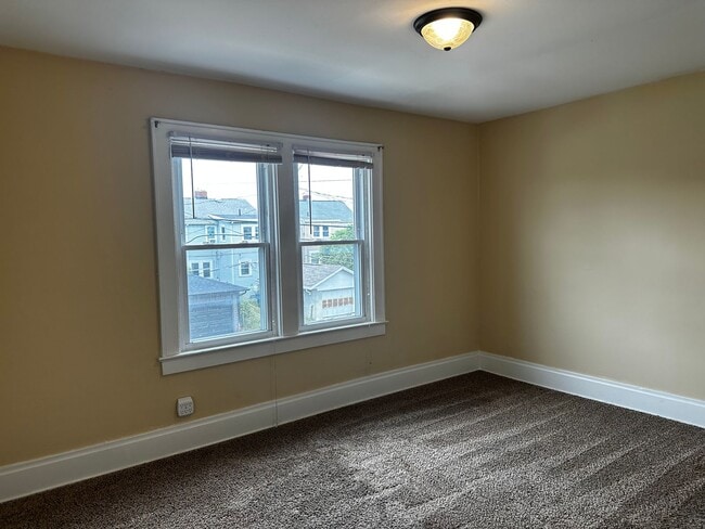 Building Photo - 547 E Deshler Ave