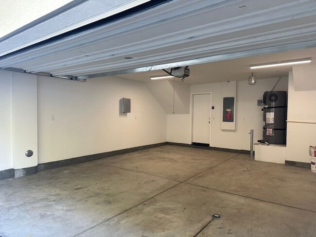 Building Photo - Beautiful Newly-Built 2023: 3 Bedroom 3.5 Bathroom Attached Tri-Level Townhouse With Den