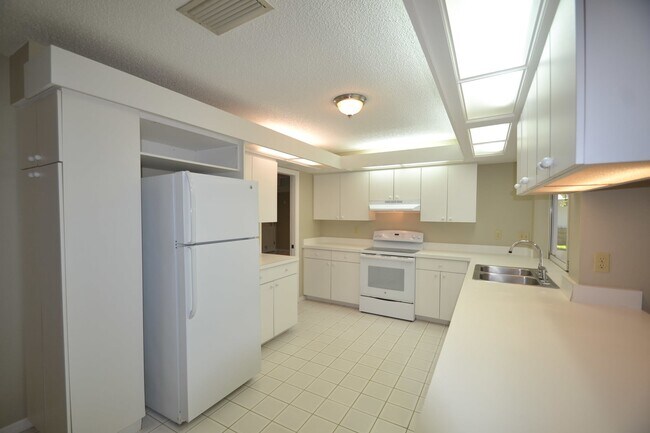 Building Photo - 5697 Country Lakes Dr