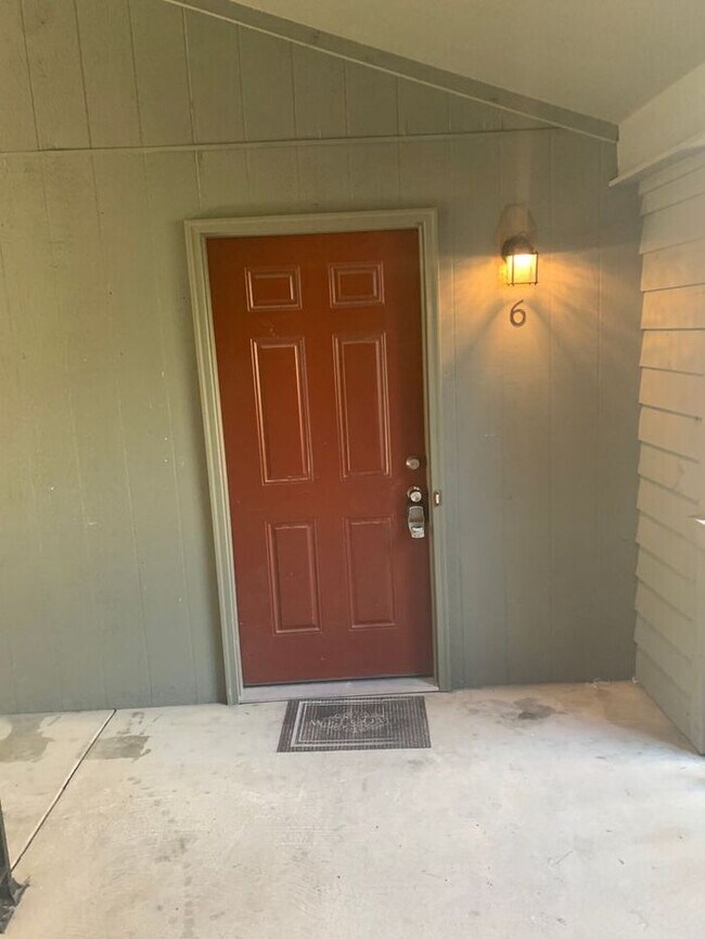 Foto del edificio - 1820-6 Tryon Drive