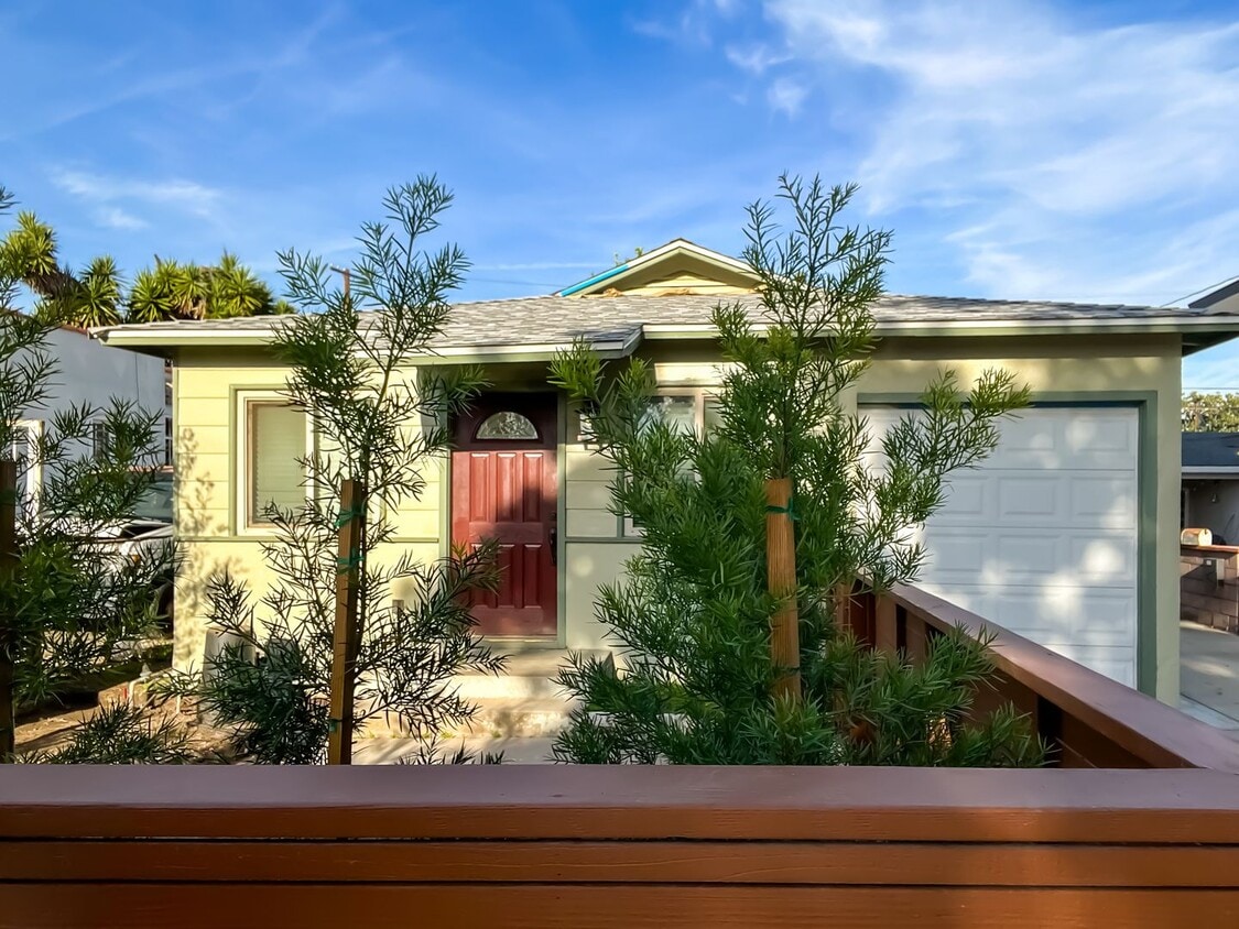 Foto principal - 3213 Atwater Ave