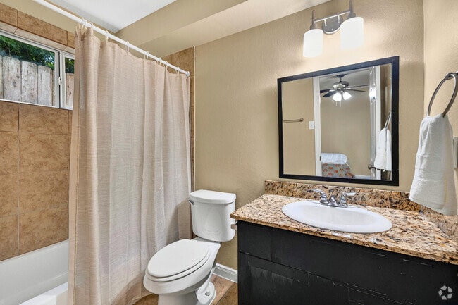 1BR, 1BA - 975SF - Bathroom - The Grove at 43rd