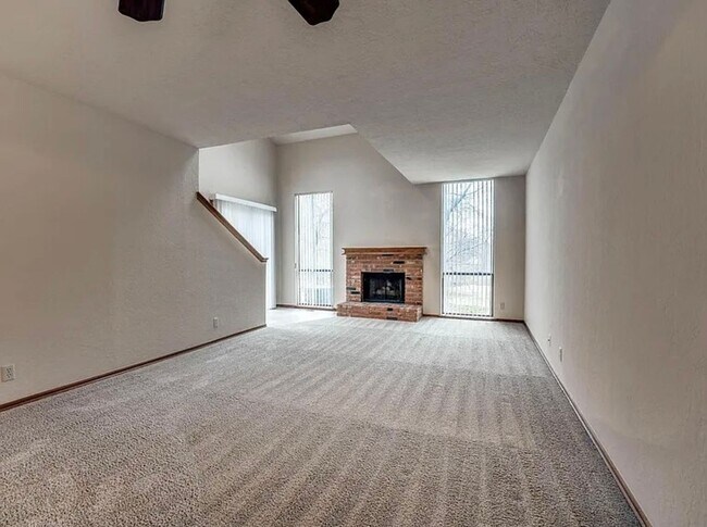 Foto del edificio - Beautiful 3bed/3bath Townhome Available in Westside Norman!!