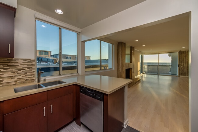 Building Photo - 4 Quarterdeck St