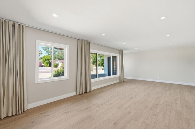 Foto del edificio - 6819 E Paradise Pkwy