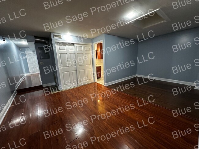 Building Photo - 17 S Church Ln
