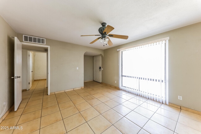 Building Photo - 2753 W Lawrence Ln