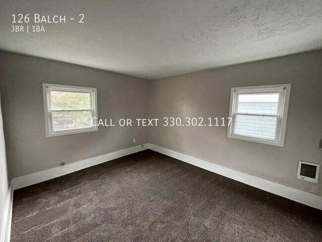 Foto del edificio - Second level Three bedroom one bathroom ap...