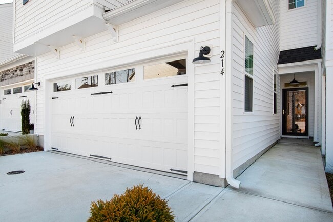 Building Photo - Like New Townhouse in Rolesville!