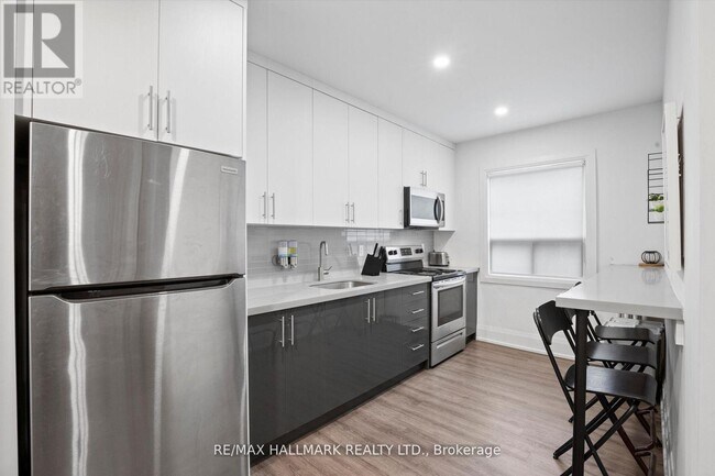 Photo du bâtiment - 595 St Clair Ave W