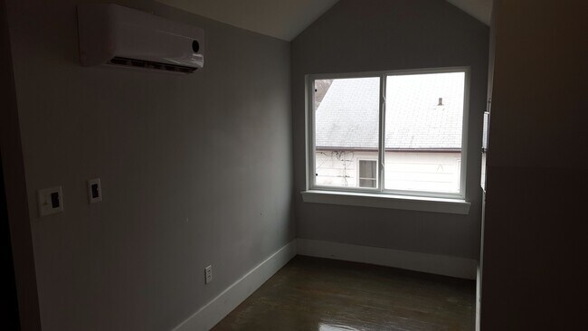 Building Photo - 113 Benton St