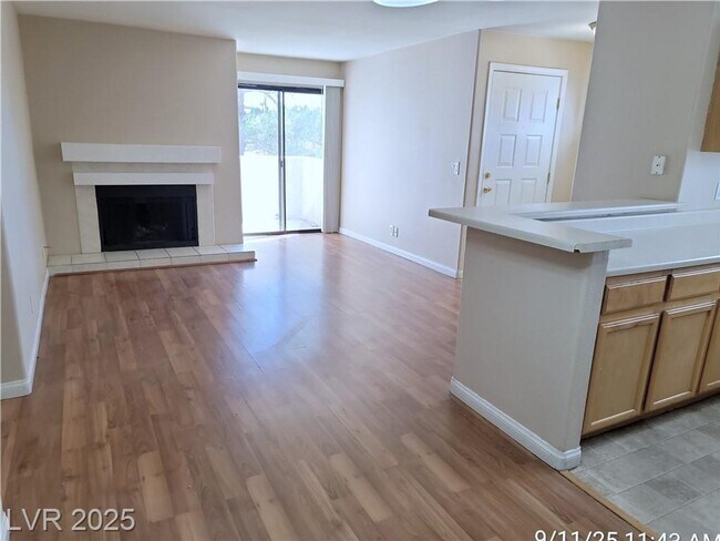 Foto del edificio - SE / SUNRISE MANOR 2ND FLOOR UNIT IN GATED COMMUNITY!