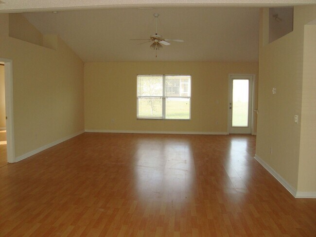 Foto del edificio - LARGE 3/2/2 WITH 2035 SQ. FEET OF LIVING S...