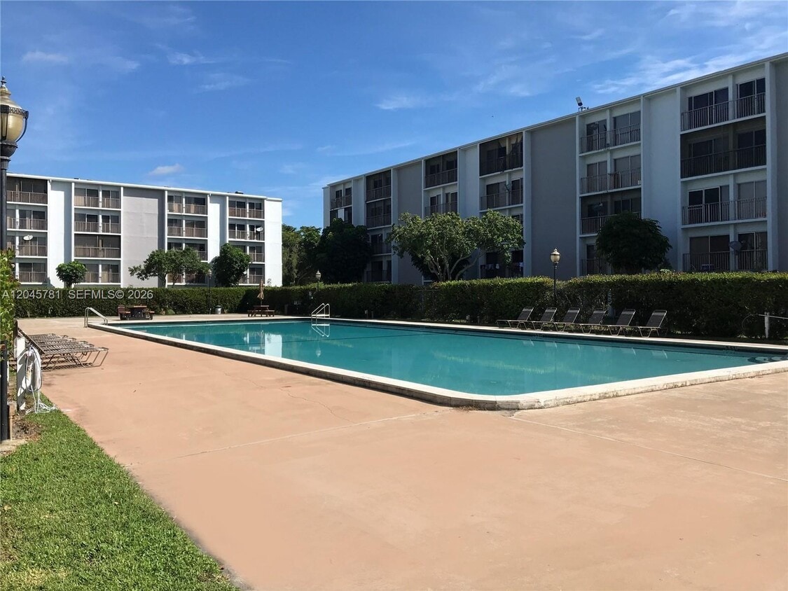 Foto del edificio - 8750 N Sherman Cir