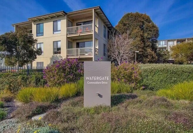 Watergate - 5 Commodore Dr