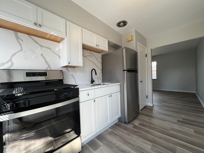 Foto del edificio - 6240 Nagel Ave