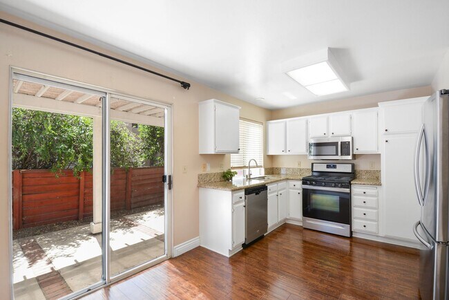 Foto del edificio - Modern 3BD 2.5BA Townhome with Vaulted Ceilings, Private Pergola Patio, and One-Car attached Garage