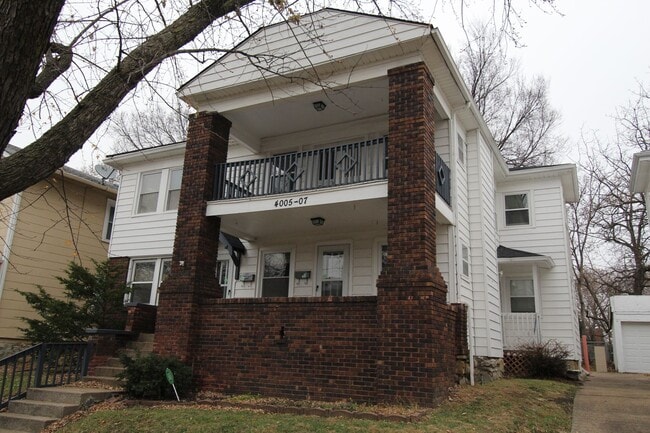 Building Photo - August FREE On This Updated 2 Bedroom 1 Ba...