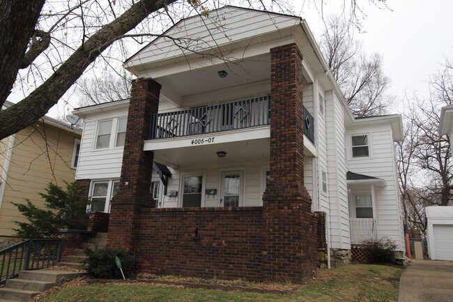 Foto del edificio - Updated 2 Bedroom 1 Bath Duplex Within Wal...