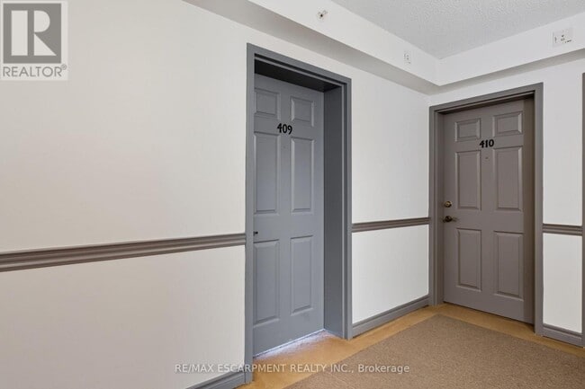 Building Photo - 2035 Appleby Line