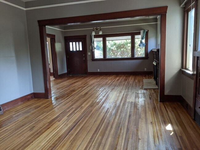 Foto del edificio - 4 Bedroom 2 Bath Pet-Friendly Normal Hill House