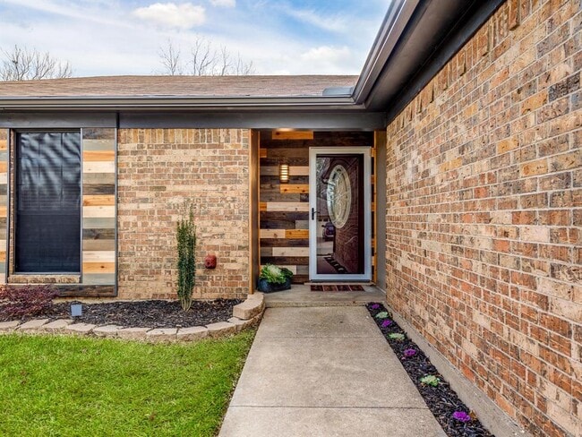 Building Photo - 205 Springhill Dr