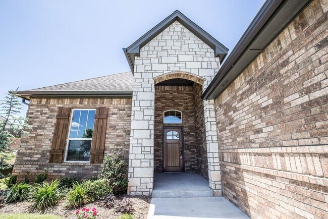 Building Photo - 4 Bedroom 3 Bath Home in Edmonds Schools with Storm Shelter