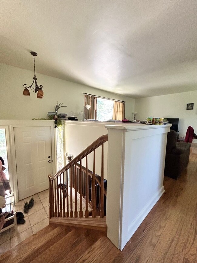 Building Photo - 4 Bedroom Home with Large Backyard in Sout...