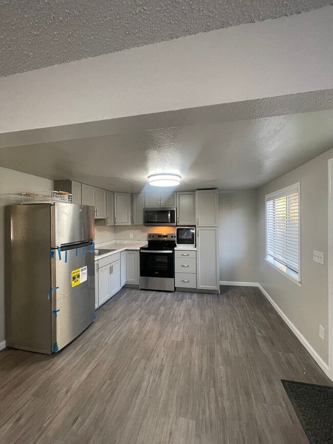 Building Photo - 6319-6321 N Stevens St