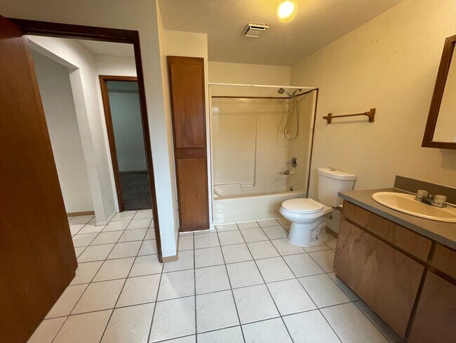 Foto del edificio - Large two bedroom with a yard!