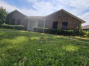 Building Photo - 2126 Woodglen Dr