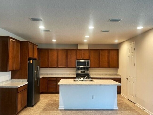 Building Photo - 4 BR 3 BA