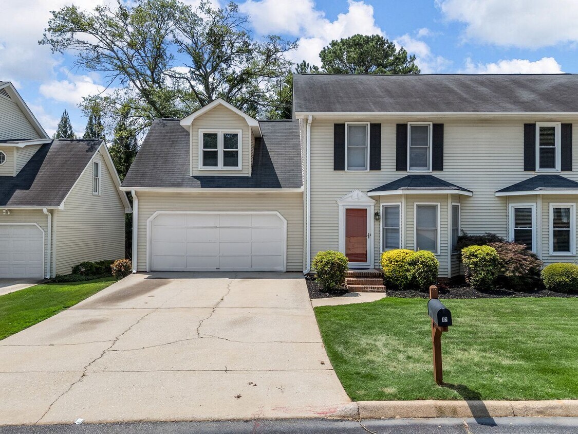 Foto principal - Cozy 3 Bedroom, 2.5 Bath Home with 2 Car G...