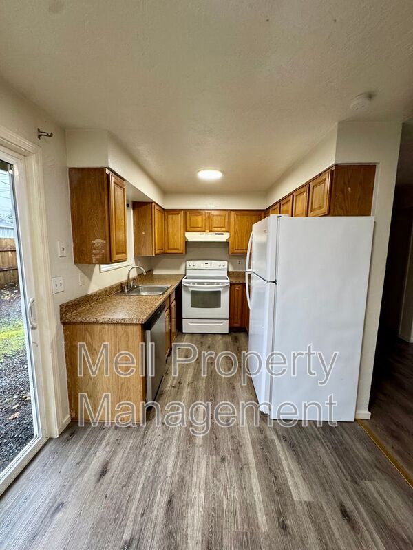 Building Photo - 861 Ellinor Ave